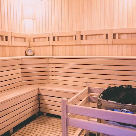 Sv Hotel, Restaurant & Airport Parking Todiresti  エクステリア 写真