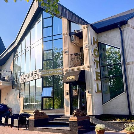 Sv Hotel, Restaurant & Airport Parking Todiresti  エクステリア 写真