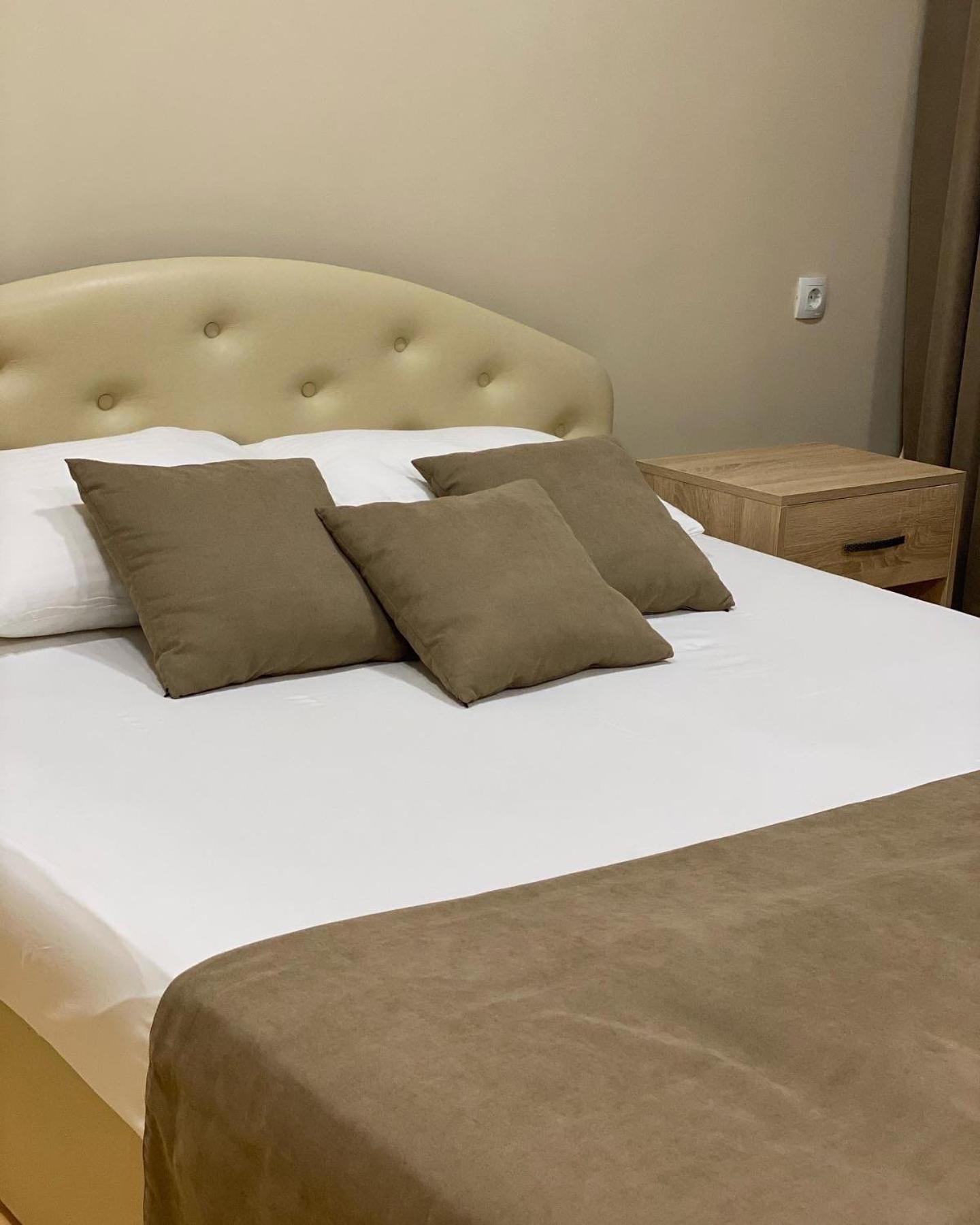 Sv Hotel, Restaurant & Airport Parking Todiresti  エクステリア 写真