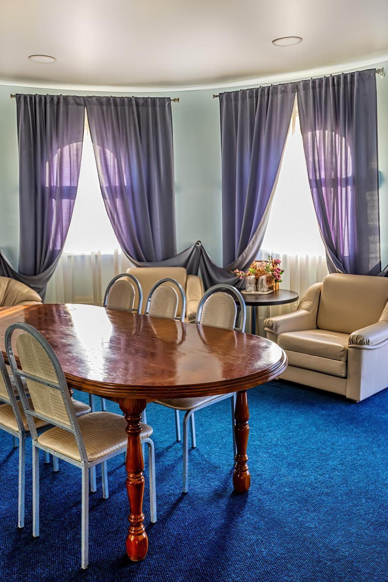 Sv Hotel, Restaurant & Airport Parking Todiresti  エクステリア 写真