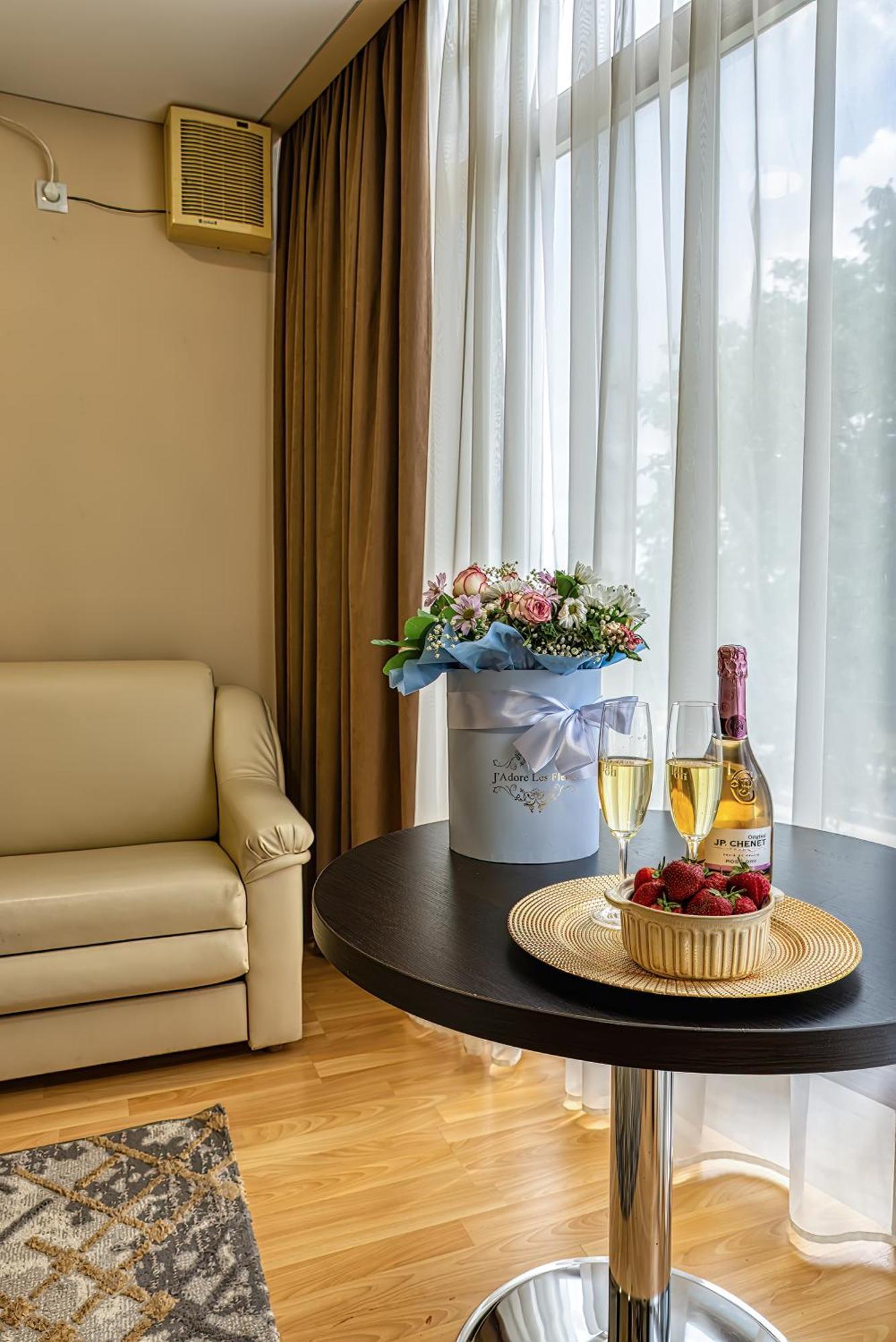 Sv Hotel, Restaurant & Airport Parking Todiresti  エクステリア 写真