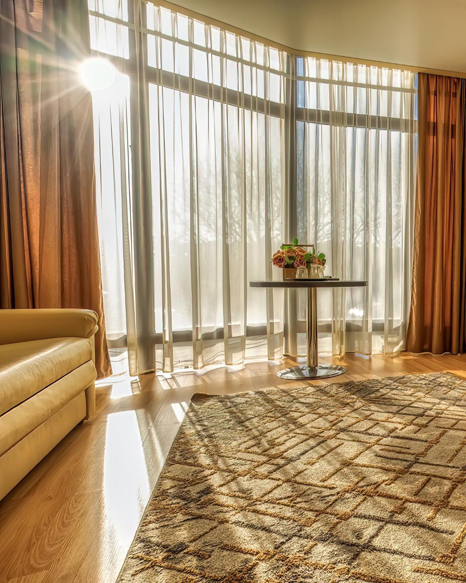 Sv Hotel, Restaurant & Airport Parking Todiresti  エクステリア 写真