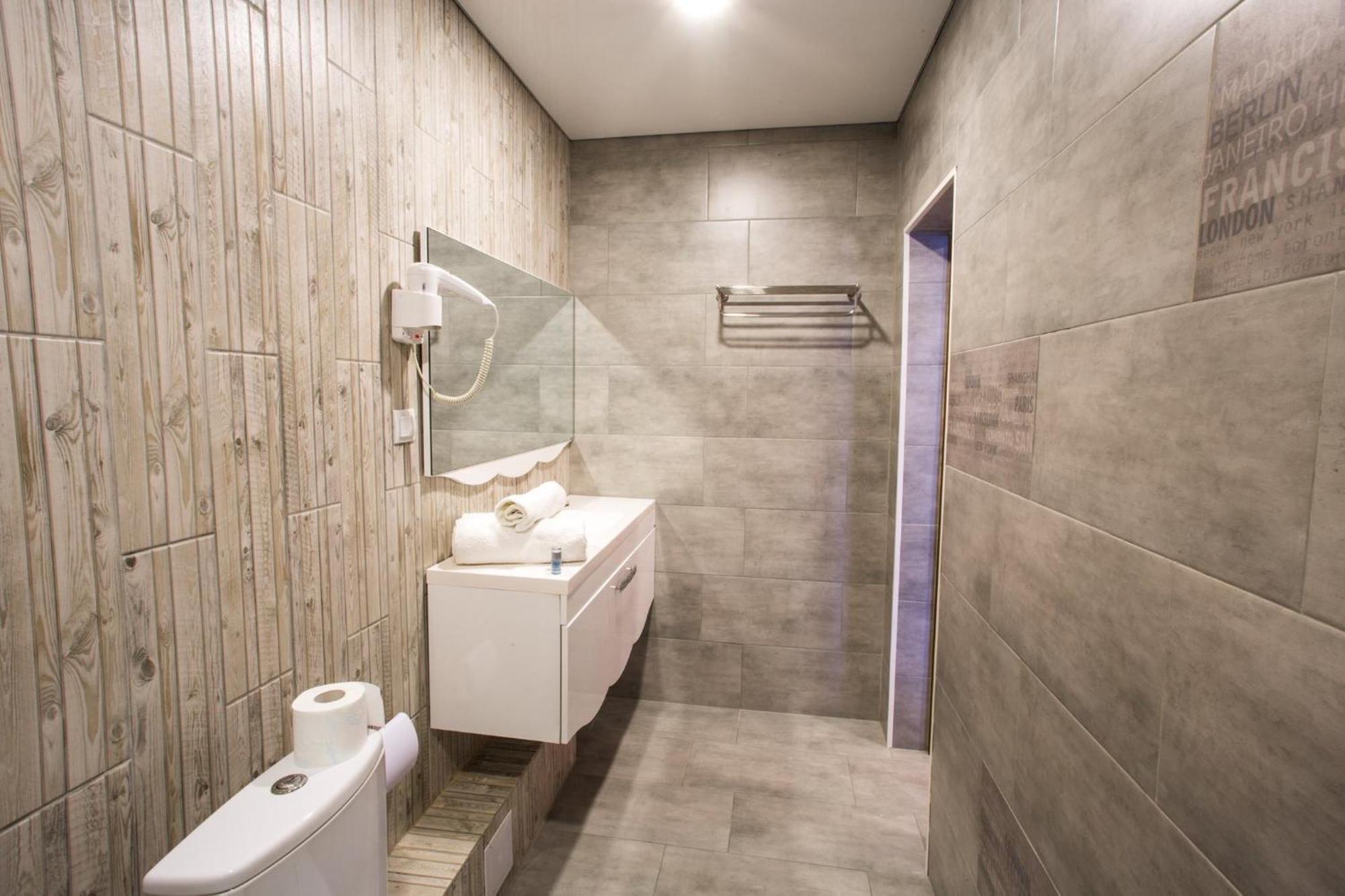 Sv Hotel, Restaurant & Airport Parking Todiresti  エクステリア 写真