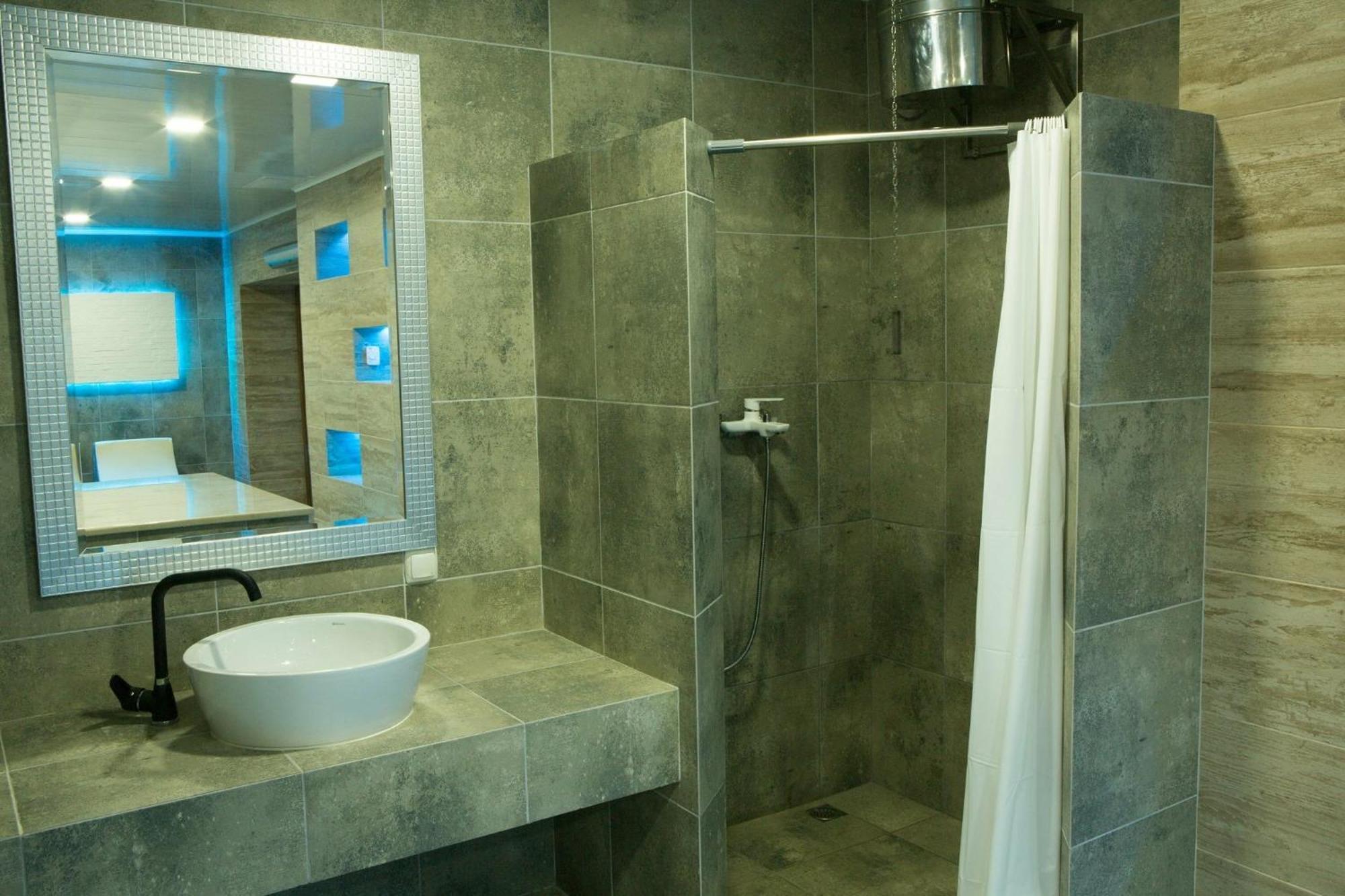 Sv Hotel, Restaurant & Airport Parking Todiresti  エクステリア 写真
