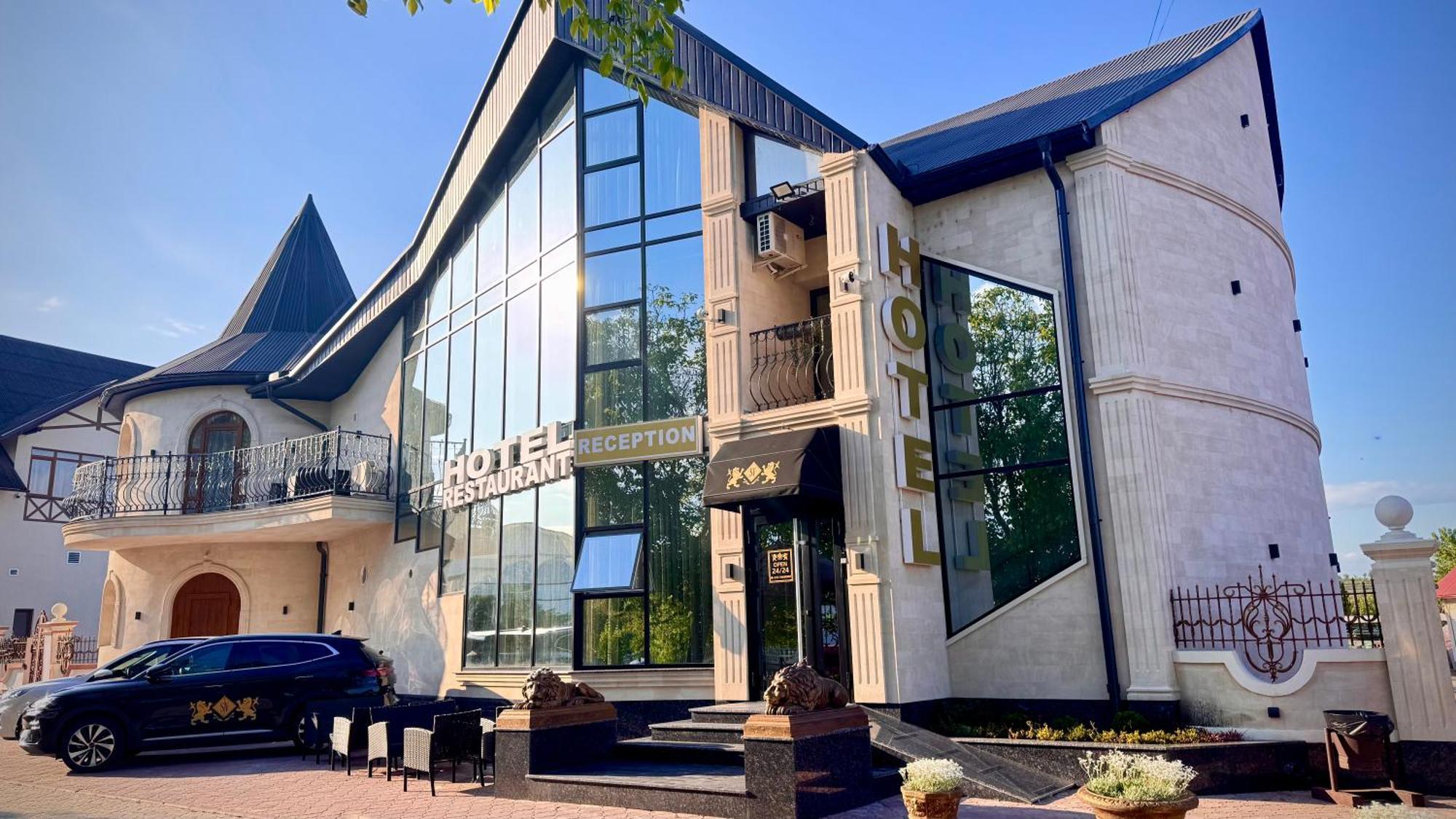 Sv Hotel, Restaurant & Airport Parking Todiresti  エクステリア 写真